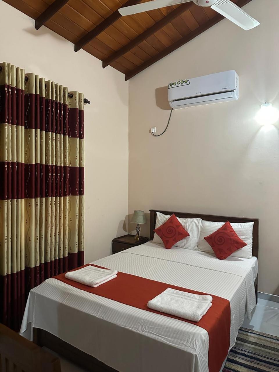 Lahiru Airport Villa Andiambalama 外观 照片