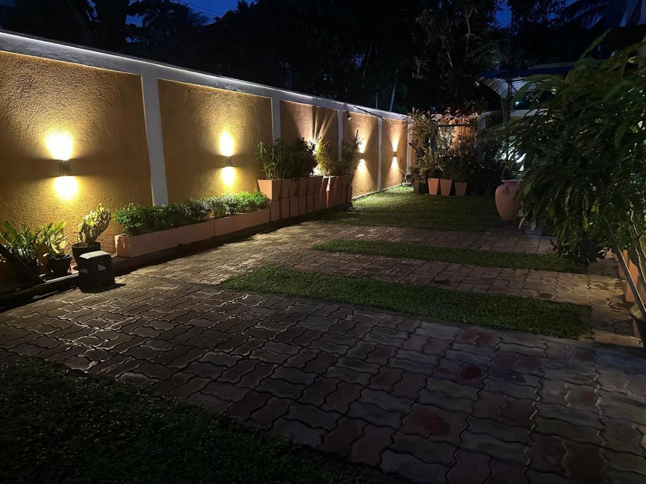 Lahiru Airport Villa Andiambalama 外观 照片