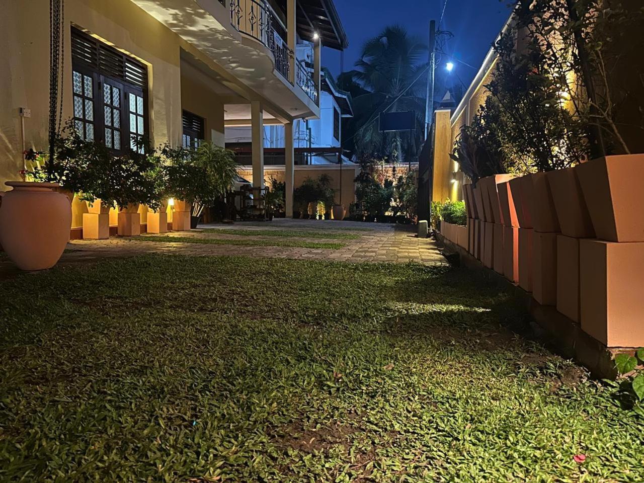 Lahiru Airport Villa Andiambalama 外观 照片