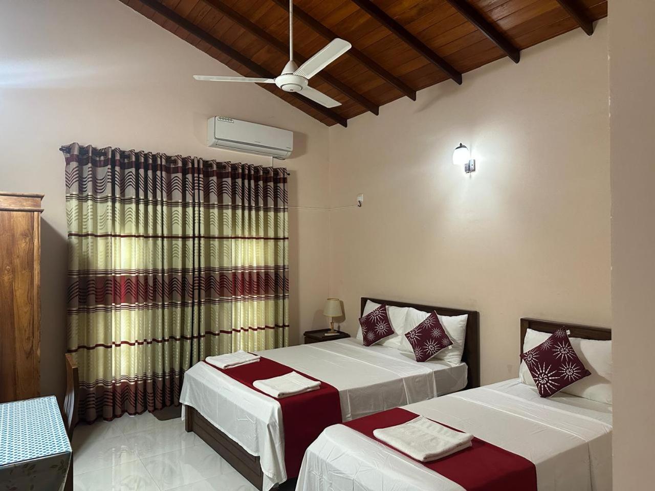 Lahiru Airport Villa Andiambalama 外观 照片