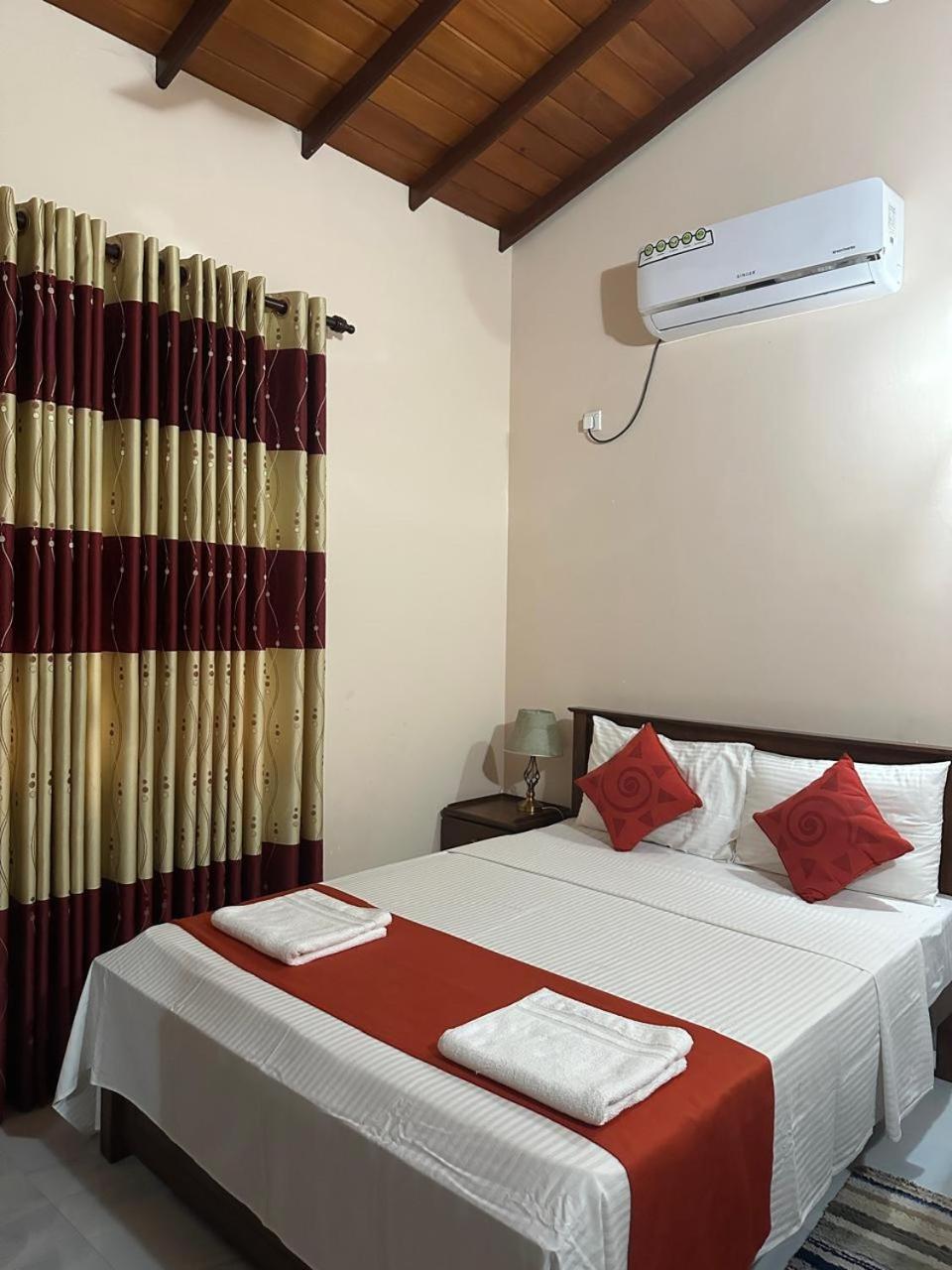 Lahiru Airport Villa Andiambalama 外观 照片