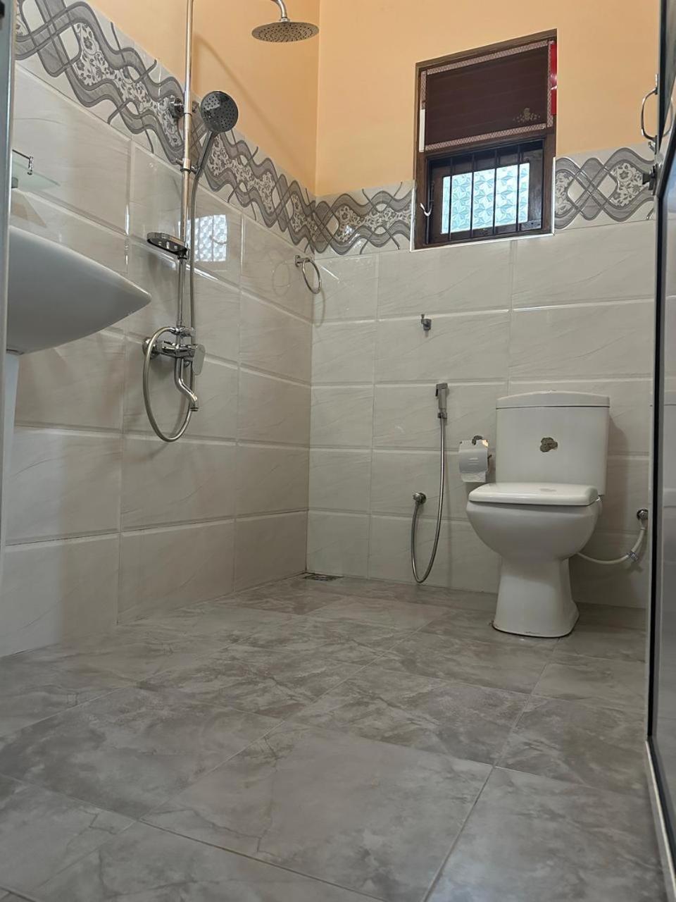 Lahiru Airport Villa Andiambalama 外观 照片