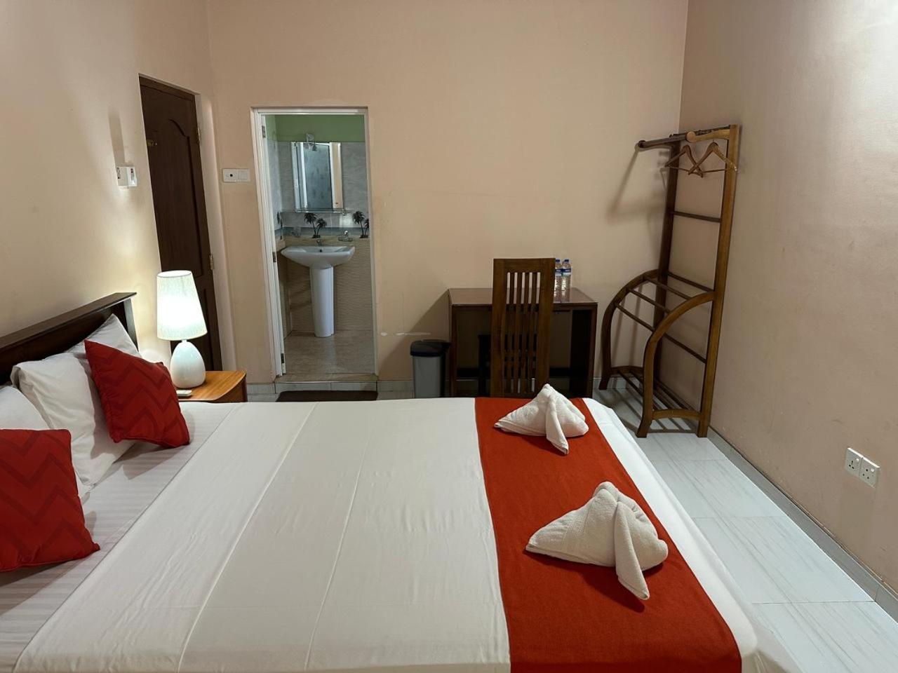 Lahiru Airport Villa Andiambalama 外观 照片