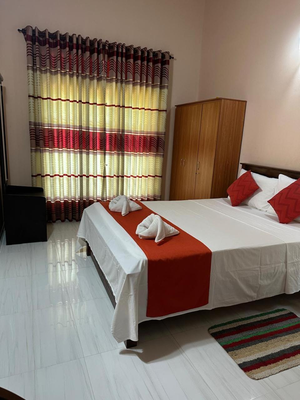 Lahiru Airport Villa Andiambalama 外观 照片