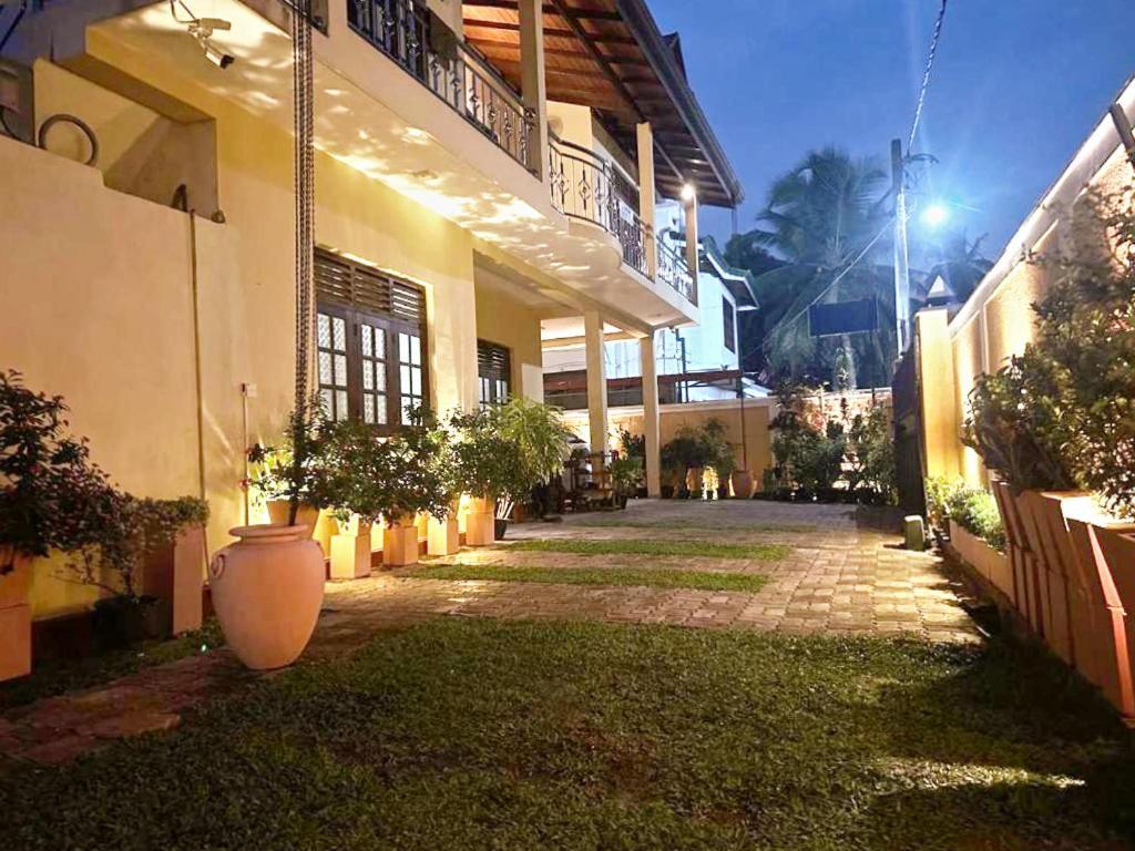 Lahiru Airport Villa Andiambalama 外观 照片