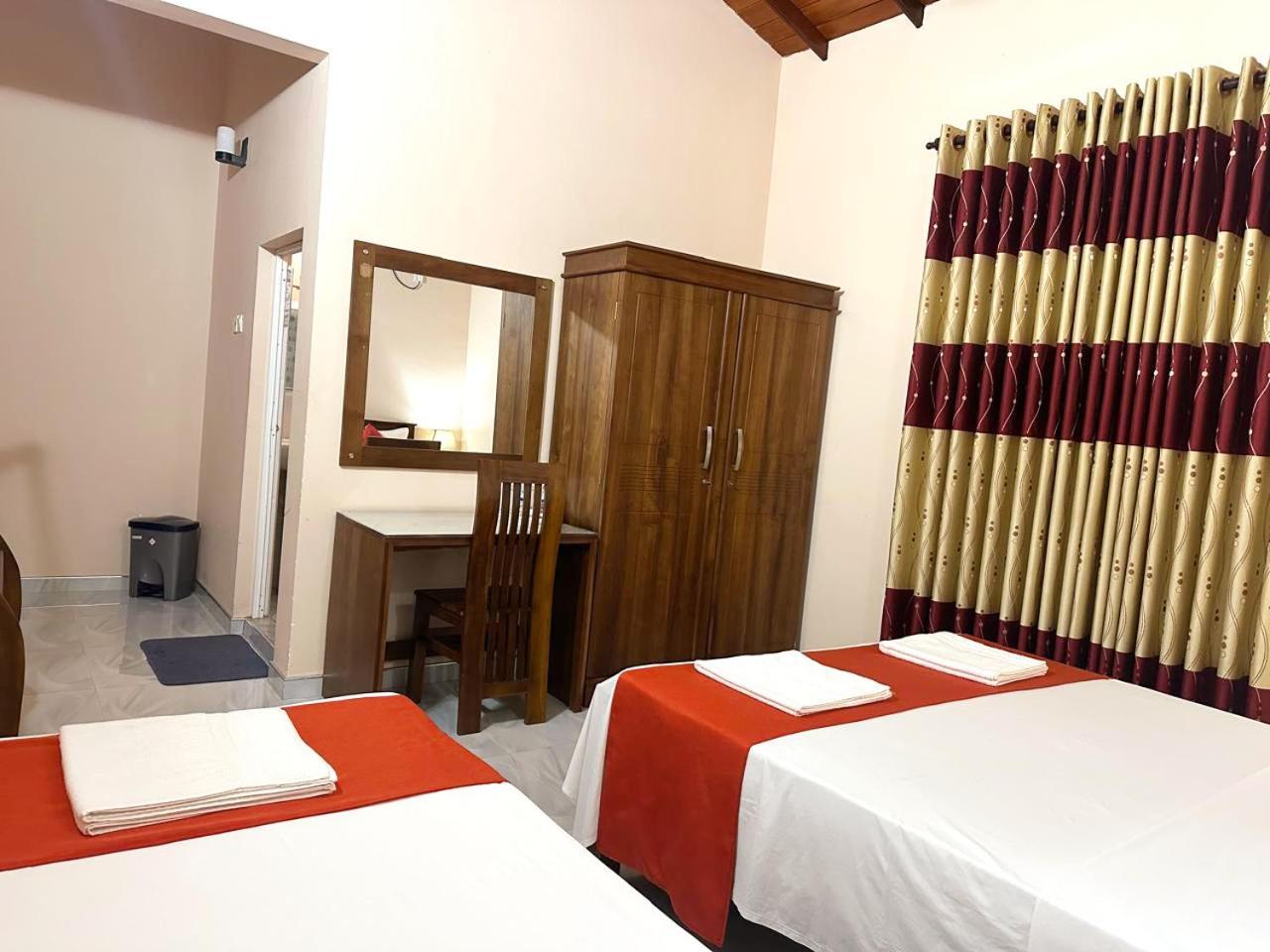 Lahiru Airport Villa Andiambalama 外观 照片