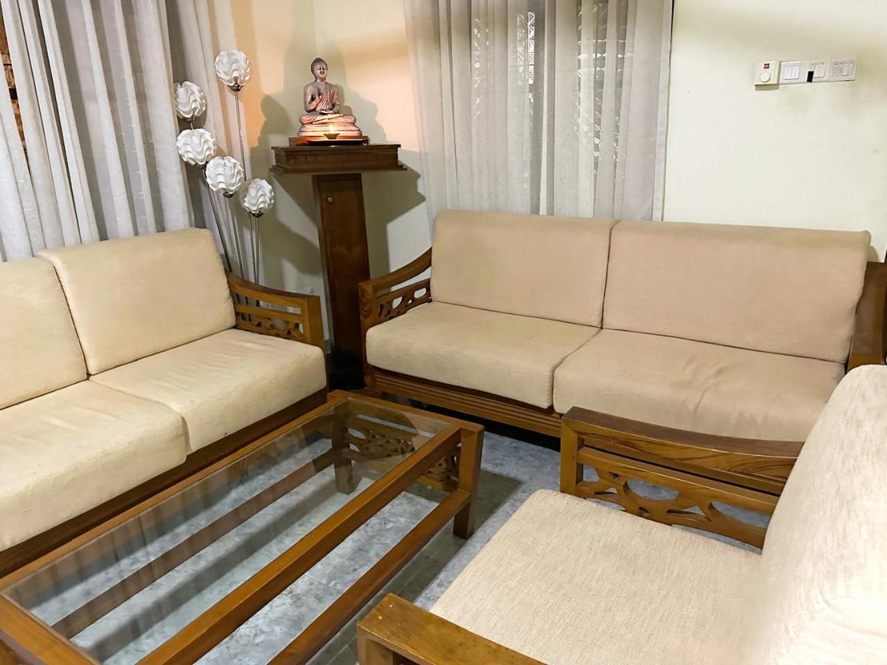 Lahiru Airport Villa Andiambalama 外观 照片