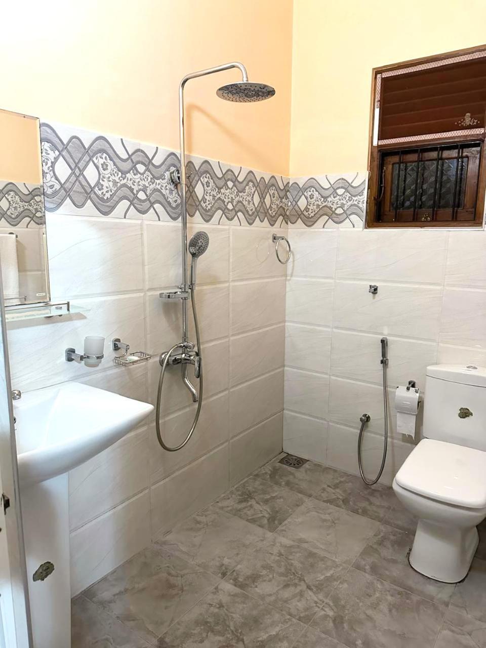 Lahiru Airport Villa Andiambalama 外观 照片