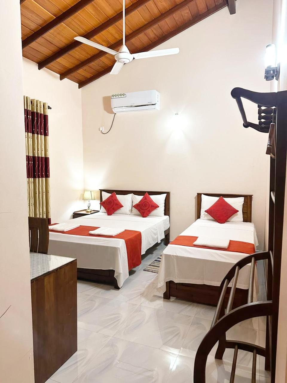 Lahiru Airport Villa Andiambalama 外观 照片
