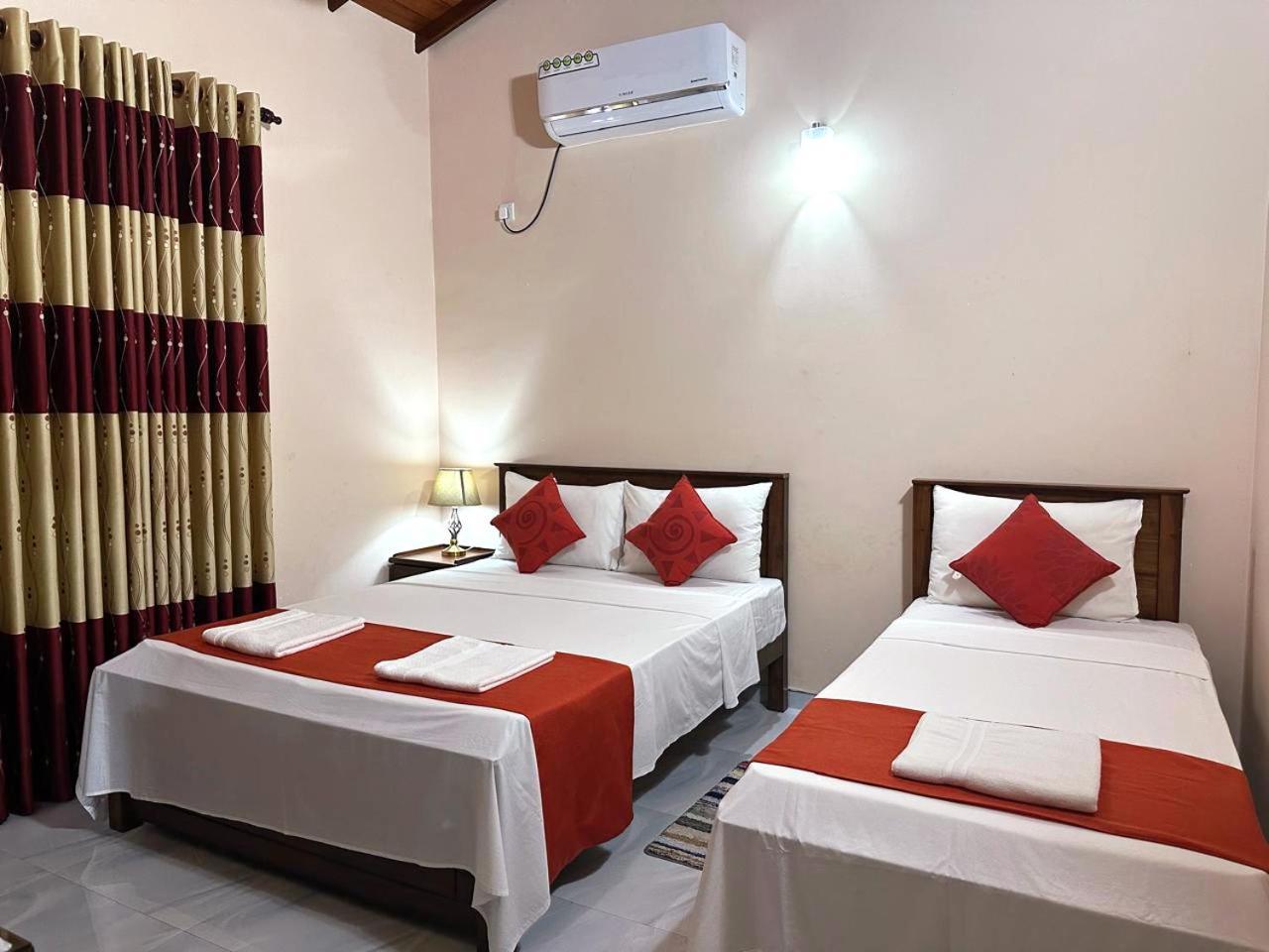 Lahiru Airport Villa Andiambalama 外观 照片