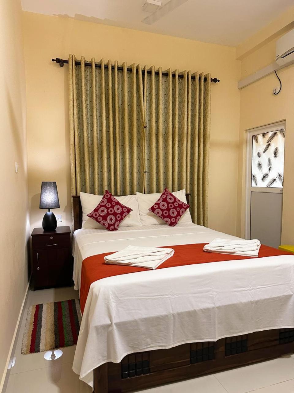Lahiru Airport Villa Andiambalama 外观 照片
